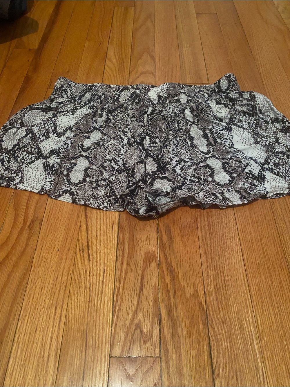 Express Snake Print Flow Shorts in Black and White Size M